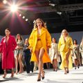 Modele prezentând cele mai noi tendințe la un târg de modă.