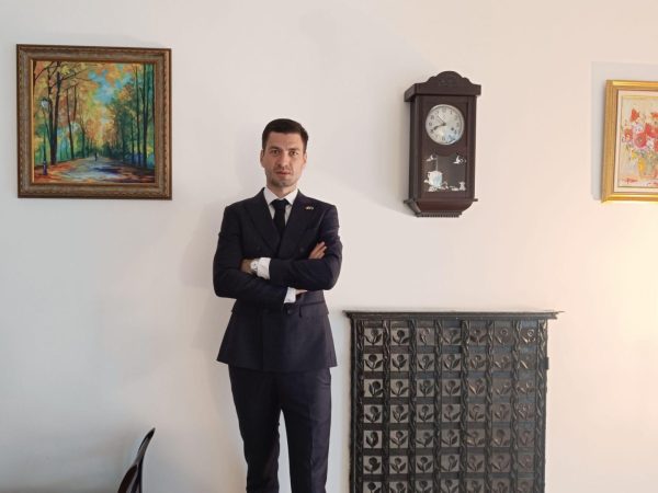 Coordonarea montajului steagurilor de către Mihai Popa la EkoGroup